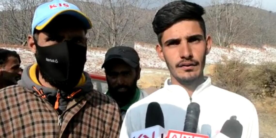 ترال میں گجر طبقے سے وابستہ کھلاڑی امتیاز احمد پیشہ ورانہ کرکٹ کھیلنے کے خواہشمند