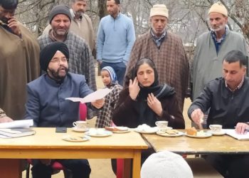 ڈی ڈی سی ممبر ڈاڈسرہ و اپنی پارٹی لیڈر اوتار سنگھ ترالی کا دورہ ترال ، کئی مقامات پر گرام سبھا میں شرکت کر کے عوامی شکایات کا جائزہ لیا