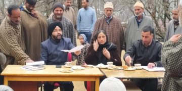 ڈی ڈی سی ممبر ڈاڈسرہ و اپنی پارٹی لیڈر اوتار سنگھ ترالی کا دورہ ترال ، کئی مقامات پر گرام سبھا میں شرکت کر کے عوامی شکایات کا جائزہ لیا