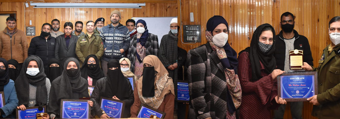 بڈگام پولیس نے بارویں جماعت کے حالیہ نتائج میں پوزیشن ہولڈرز کی عزت افزائی کی