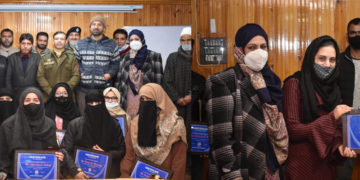 بڈگام پولیس نے  بارویں جماعت کے حالیہ نتائج میں پوزیشن ہولڈرز کی عزت افزائی کی