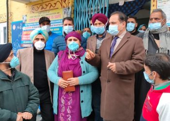 ڈائریکٹر ہیلتھ سروسز کشمیر نے سہولیات کا؎  جائزہ لینے کیلئے ترال کا دورہ کیا
