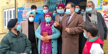 ڈائریکٹر ہیلتھ سروسز کشمیر نے سہولیات کا؎  جائزہ لینے کیلئے ترال کا دورہ کیا