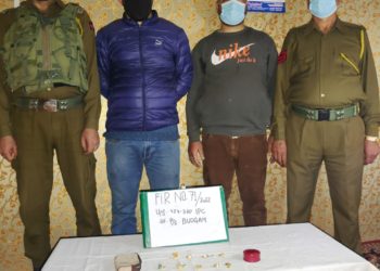 بڈگام میں پولیس نے 8 گھنٹوں کے  اندر چوری کا معمہ حل /  چوری شدہ زیورات برآمد 02 ملزمان گرفتار