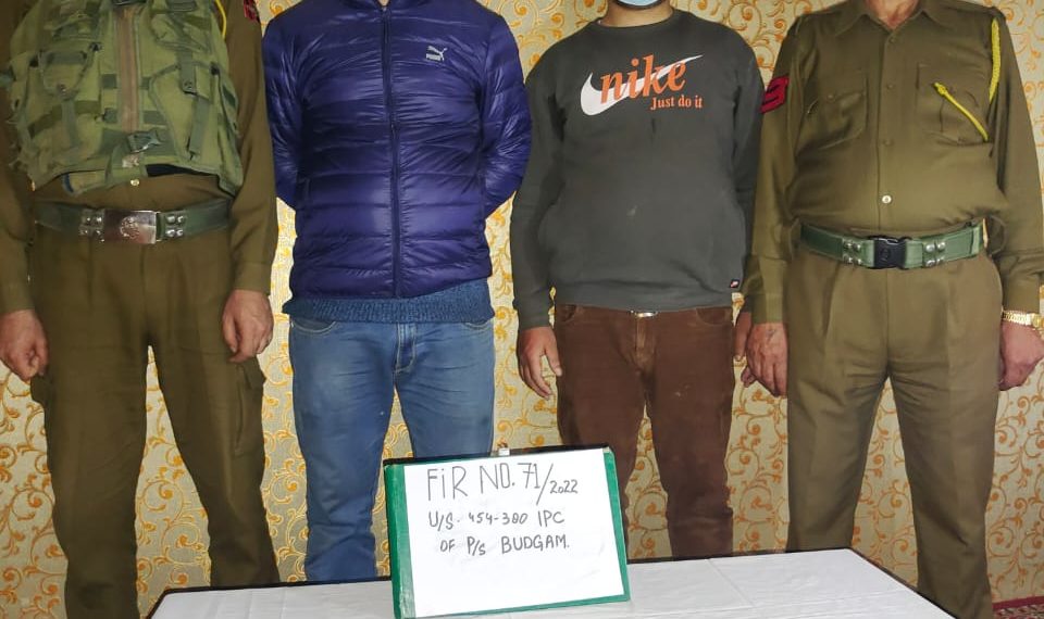 بڈگام میں پولیس نے 8 گھنٹوں کے اندر چوری کا معمہ حل / چوری شدہ زیورات برآمد 02 ملزمان گرفتار