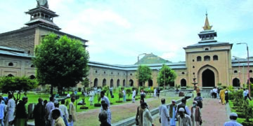 سرینگر کی تاریخی جامع مسجد نماز کیلئے کھول دی گئی
