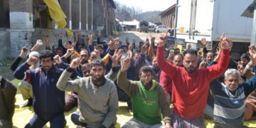 ایگریکلچر سیڈ فارم پدگام پورہ اونتی پورہ میں ملازمین کا حتجاج