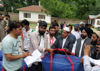 چارلی گنڈ اونتی پورہ میں کھلاڑیوں میں سپورٹس سامان تقسیم