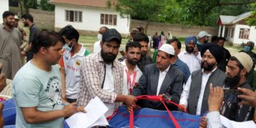 چارلی گنڈ اونتی پورہ میں کھلاڑیوں میں سپورٹس سامان تقسیم