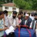 چارلی گنڈ اونتی پورہ میں کھلاڑیوں میں سپورٹس سامان تقسیم