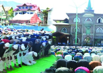 خانقاہ فیض پناہ ترال میں نماز جمعہ کے اجتماع میں لوگوں کی بڑی تعدادکی شمولیت