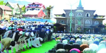 خانقاہ فیض پناہ ترال میں نماز جمعہ کے اجتماع میں لوگوں کی بڑی تعدادکی شمولیت