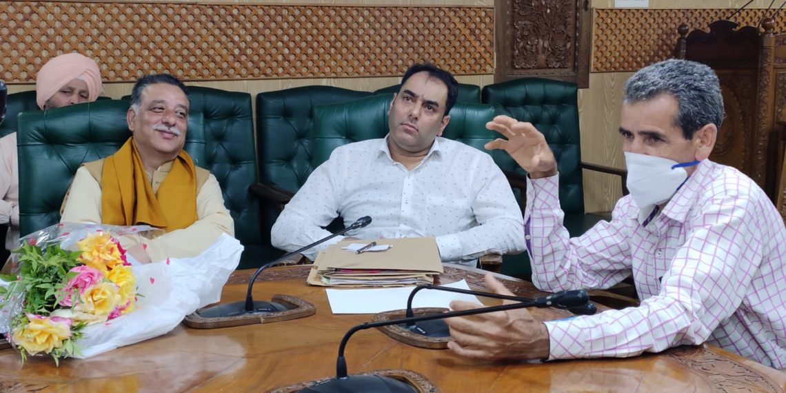 نگواوفد اشتیاق بیگ کی صدارت میں ایڈیشنل ڈائر ایکٹر سکمزگلزار شبنم سے ملاقی