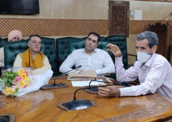 نگواوفد اشتیاق بیگ کی صدارت میں ایڈیشنل ڈائر ایکٹر سکمزگلزار شبنم سے ملاقی