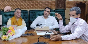 نگواوفد اشتیاق بیگ کی صدارت میں ایڈیشنل ڈائر ایکٹر سکمزگلزار شبنم سے ملاقی