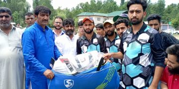 نی پورہ میر بازار اننت ناگ میں کھلاڑیوں میں کرکٹ تقسیم