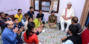 ایل جی منوج سنہا کشمیری پنڈت پورن کرشن بھٹ کی رہائش گاہ پر  گئے اور ان کےاہل خانہ سے ملے
