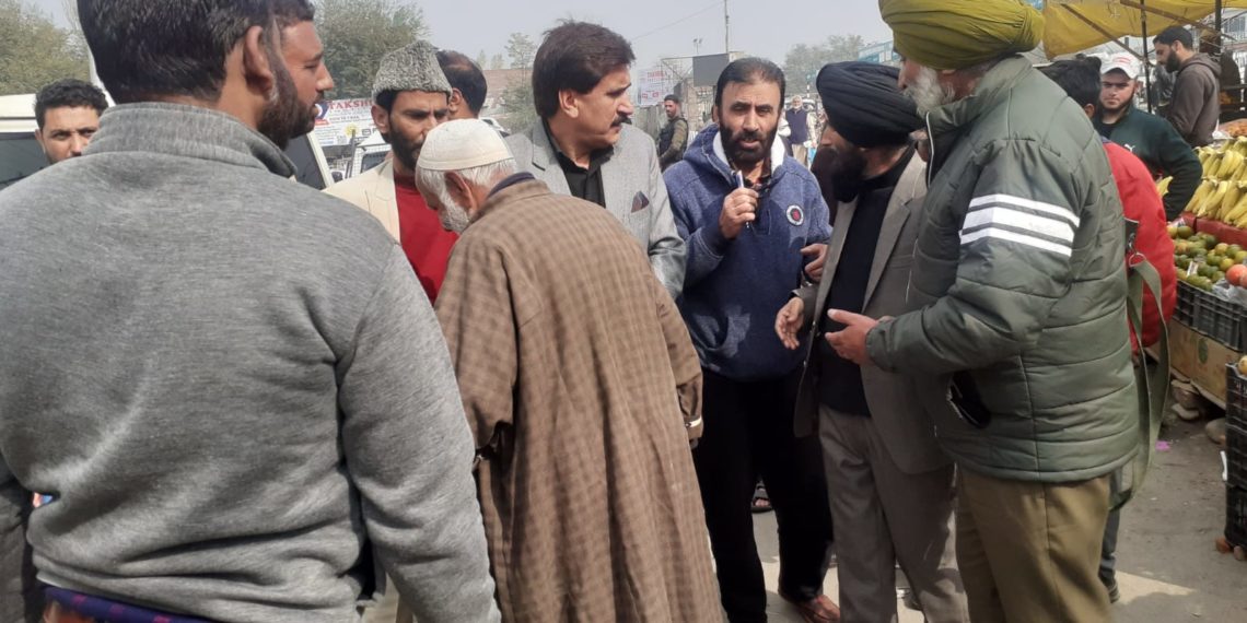 الطاف ٹھاکر نے ترال کے مختلف علاقوں کا دورہ ،عوامی وفود سے ملاقی