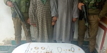 اونتی پورہ میں پولیس کے ہاتھوں چوری کے2معمہ حل  دو افرادگرفتار،لاکھوں مالیت کا مسروقہ مال برآمد