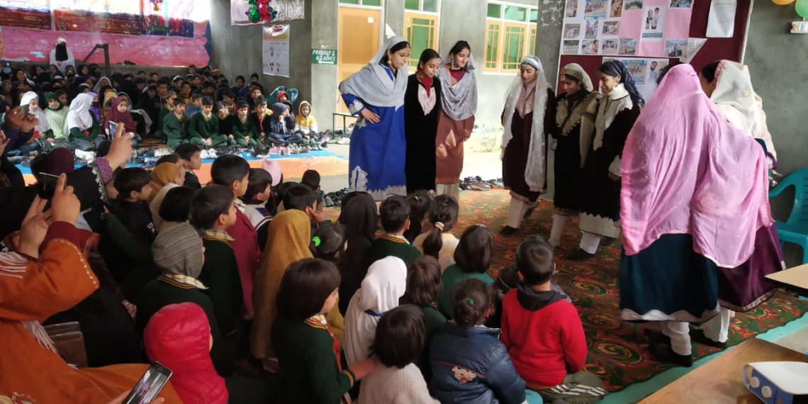 اکمل ہائی اسکول ترال میں یوم اطفال کی مناسبت سے تقریب
