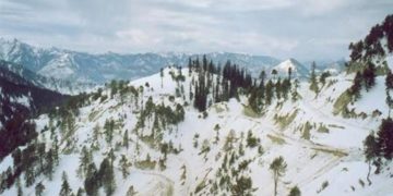 سادھنا ٹاپ پر تازہ برف باری کرناہ کپواڑہ شاہراہ گاڑیوں کی آمد ورفت کےلئے بند ،علاقے میں بجلی کا نام نشان نہیں