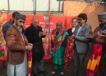 سوپور کی سرپچ نے بی جے پی میں شمولیت اختیار کی