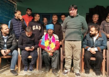 محکمہ جل شکتی میں کام کرنے والے ملازم محمد اکبر ساکن جواہر پورہ لام ترال آج نوکری سے سبکدوش ہوئے۔اس حوالے ترال میں ایک تقریب منعقد ہوئی جس میں محمد اکبر کے آج تک کی کام کاج کو سراہا گیا ہے