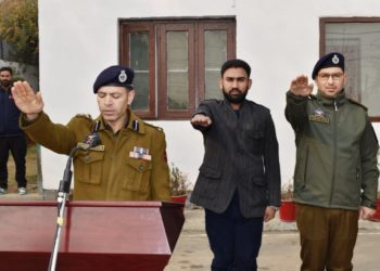 وادی کشمےرکے تمام اضلاع مےں یوم آئین پورے جوش و خروش کے ساتھ منایاگےا
