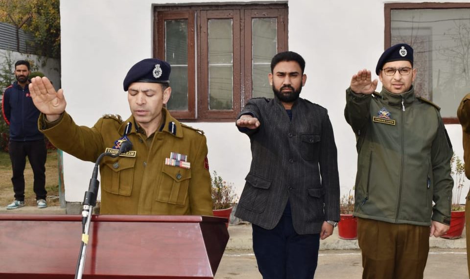 وادی کشمےرکے تمام اضلاع مےں یوم آئین پورے جوش و خروش کے ساتھ منایاگےا