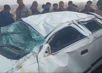 شوپیاں میں سڑک سے گاڑی پھسل گئی
