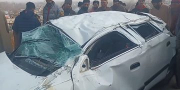 شوپیاں میں سڑک سے گاڑی پھسل گئی