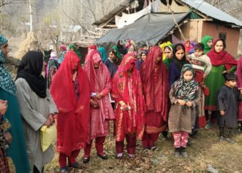 مدر ہیلپیج نے کی ترال میں دس جوڑوں کی اجتماعی شادی