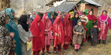 مدر ہیلپیج نے کی ترال میں دس جوڑوں کی اجتماعی شادی