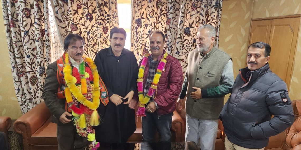 بی جے پی جے کے سربراہ رویندر رینہ کی طرف سے کی گئی بڑی تنظیمی تبدیلی جنہوں نے نئے ضلعی صدور کا تقرر کیا اور پورے UT کے تمام اضلاع میں بی جے پی کو ایک نئی تحریک دینے کے لیے تیار ہیں۔ بی جے پی کو ایک نئی ٹیم کے ساتھ ایک نیا دھکا ملے گا اور جموں کشمیر میں ایک زیادہ متحرک قوت کے طور پر ابھرے گی۔ اضلاع کے تمام نئے سربراہان بی جے پی کے پرعزم سپاہی ہیں جو پارٹی کو آگے بڑھانے کے لیے اپنی پوری کوشش کرنے کے لیے تیار ہیں (بی جے پی جے کے ترجمان