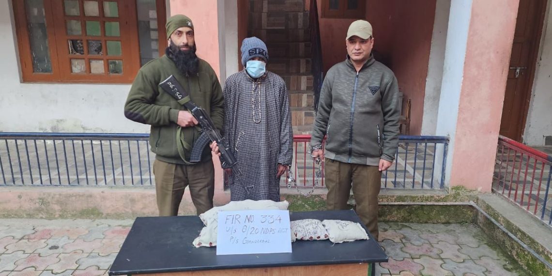 گاندربل مےں منشیات فروش گرفتار، ممنوعہ مادہ برآمد