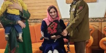 ایس ایس پی بڈگام نے بین الاقوامی خاتون وہیل چیئر باسکٹ بال کھلاڑی انشاءبشیر کا استقبال کیا