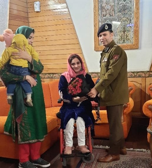 ایس ایس پی بڈگام نے بین الاقوامی خاتون وہیل چیئر باسکٹ بال کھلاڑی انشاءبشیر کا استقبال کیا
