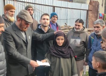ایڈیشنل ڈپٹی کمشنر ترال آری پل میں آگ متاثرین سے ملاقی