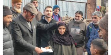 ایڈیشنل ڈپٹی کمشنر ترال آری پل میں آگ متاثرین سے ملاقی