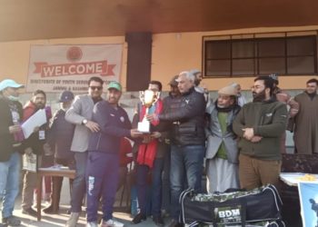 شاہ ظہور سپورٹس ا سٹیدیم تملہ ہال میں کھیل شائقین لطف اندوز ،بنیادی کھیل سہولیات کا مطالبہ