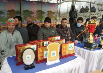ڈی ڈی سی ممبر آری پل ترال کا آگ متاثرین اور حادثے میں جاں بحق نوجوان کے اہل خانہ سے تعزیت