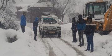 کپوارہ کے مختلف مقامات پر برف باری سے سڑکوں پرپھسلن پیدا ہوئی