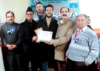 علی گڑھ مسلم یونیورسٹی کے کشمیری طالب علم کو  ملا انسانی حقوق کا خصوصی تعریفی ایوارڈ 