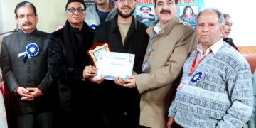 علی گڑھ مسلم یونیورسٹی کے کشمیری طالب علم کو  ملا انسانی حقوق کا خصوصی تعریفی ایوارڈ 