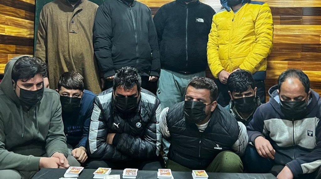 پلوامہ میں 10قمار باز گرفتار، داوپر لگی رقم اور تاش ضبط