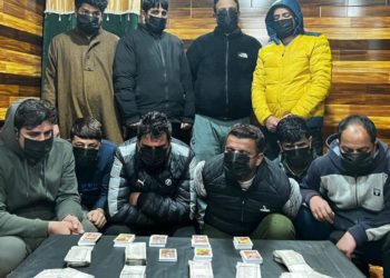 پلوامہ میں 10قمار باز گرفتار، داوپر لگی رقم اور تاش ضبط