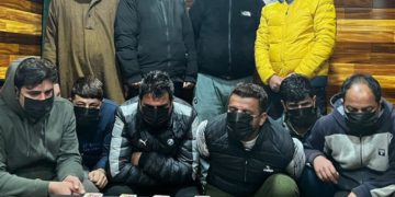 پلوامہ میں 10قمار باز گرفتار، داوپر لگی رقم اور تاش ضبط
