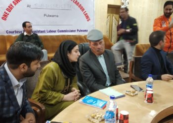 لیبر ڈیمارٹمنٹ پلوامہ کی جانب سے ترال میں جانکاری کیمپ منعقد