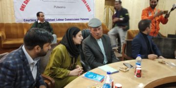 لیبر ڈیمارٹمنٹ پلوامہ کی جانب سے ترال میں جانکاری کیمپ منعقد