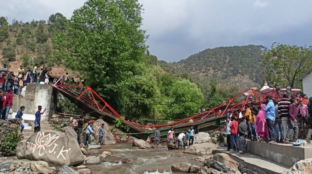 بیساکھی کی تقریبات کے دوران فٹ برج گرآیا